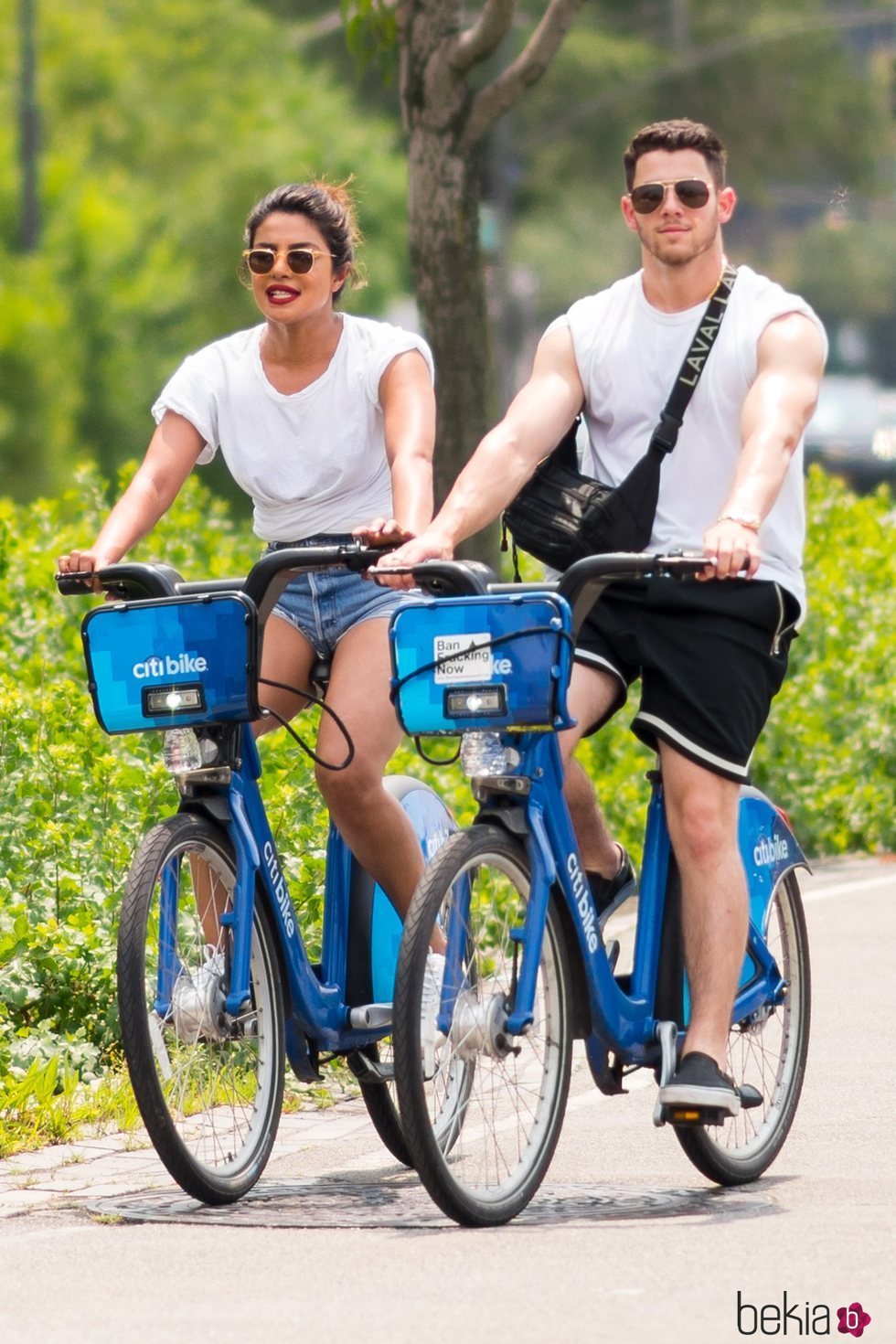 Nick Jonas y Priyanka Chopra dando un paseo en bicicleta por Nueva York