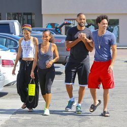 Trey Smith junto a Will, Willow y Jada dando un paseo