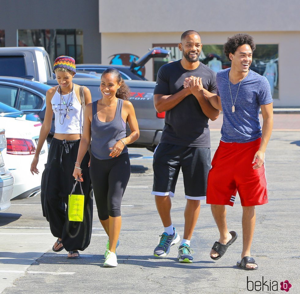 Trey Smith junto a Will, Willow y Jada dando un paseo