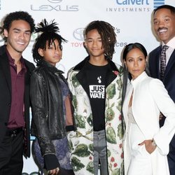 Trey, Jaden y Willow con su padres Will Smith y Jada Pinkett en los EMA 2016