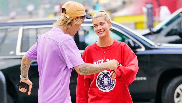 Justin Bieber y Hailey Baldwin bailando por la calle en Nueva York