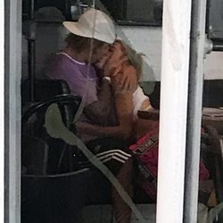 Justin Bieber y Hailey Baldwin besándose