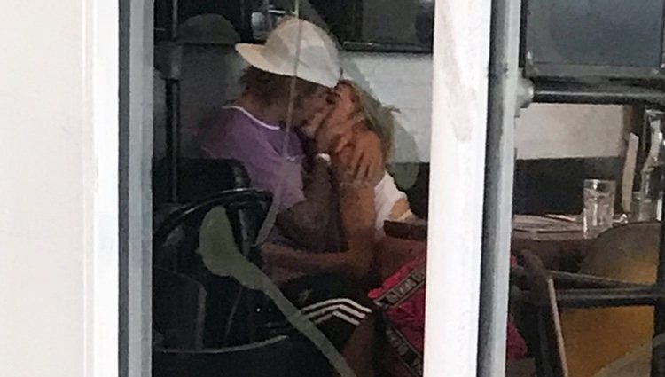 Justin Bieber y Hailey Baldwin besándose