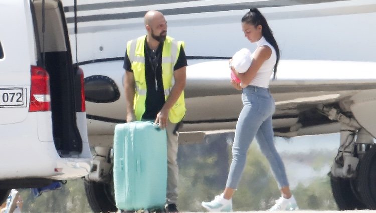 Georgina Rodríguez con su hija subiendo a su jet privado