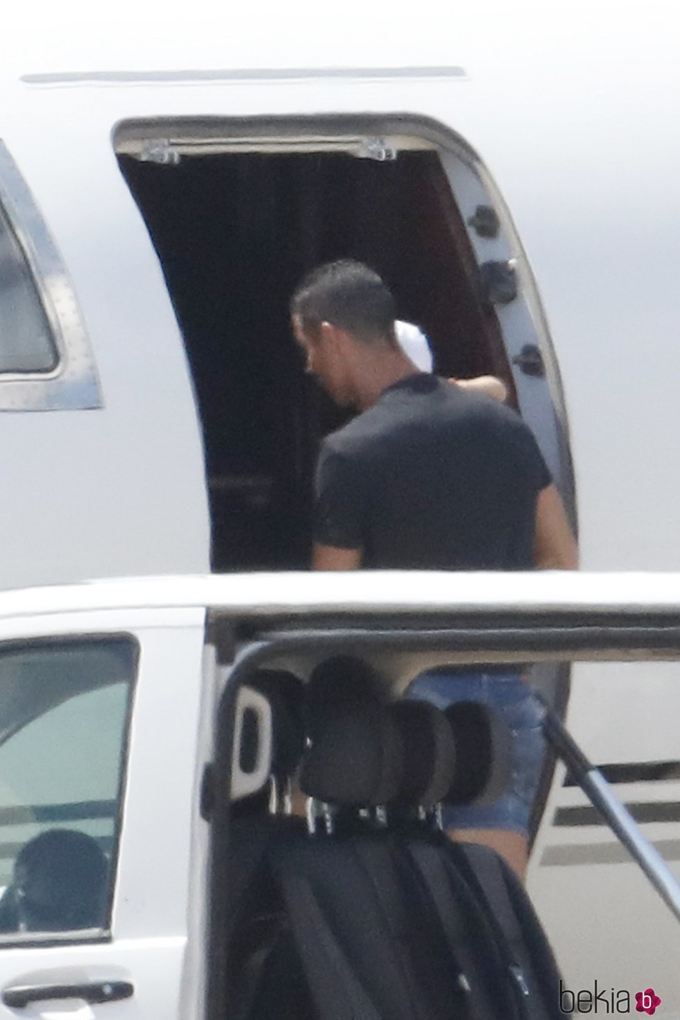 Cristiano Ronaldo con uno de sus mellizos subiendo a su jet privado