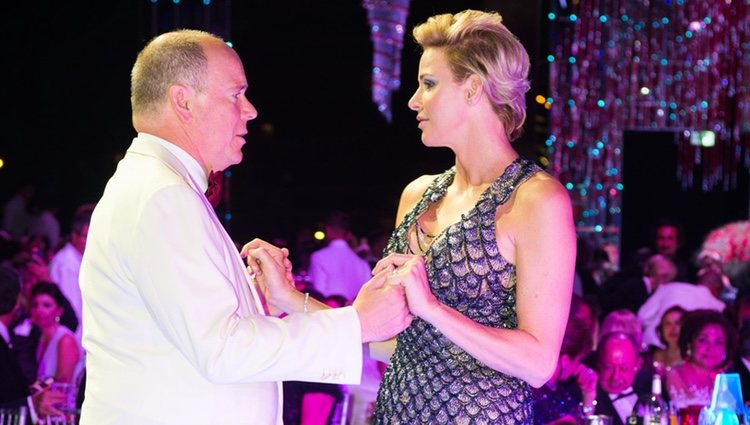 Alberto y Charlene de Mónaco bailando en el Baile de la Cruz Roja 2018