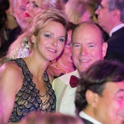 Charlene y Alberto de Mónaco, sonrientes durante el Baile de la Cruz Roja 2018