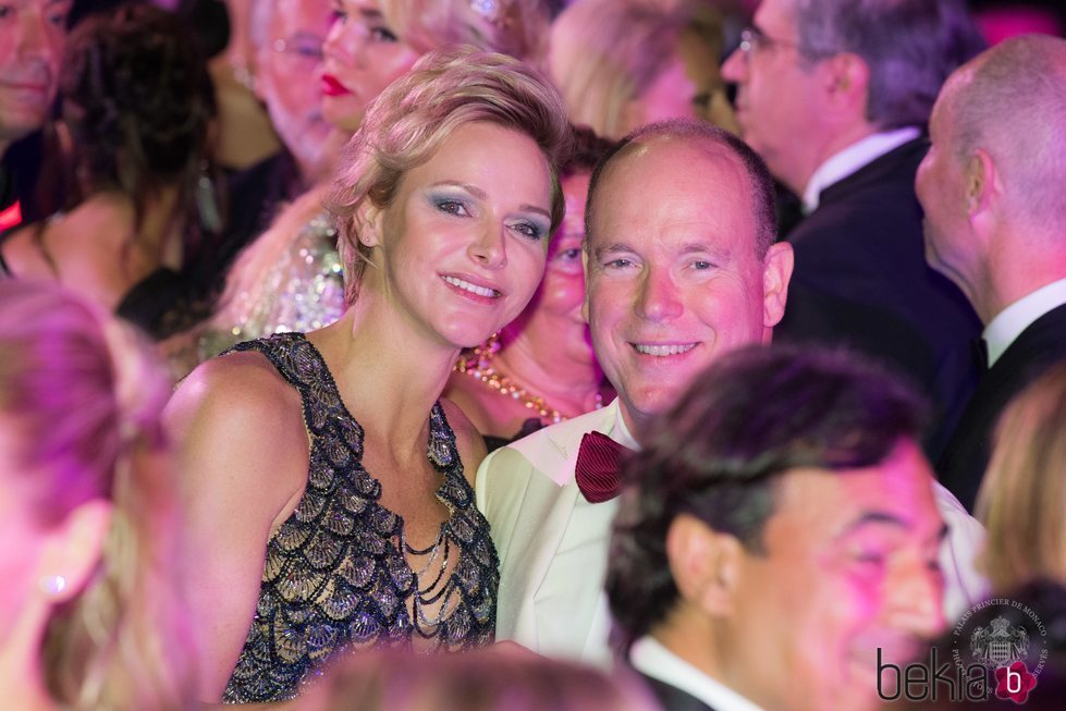 Charlene y Alberto de Mónaco, sonrientes durante el Baile de la Cruz Roja 2018