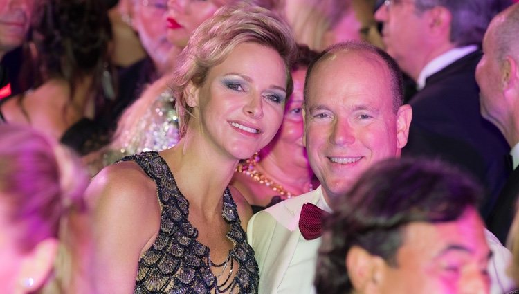 Charlene y Alberto de Mónaco, sonrientes durante el Baile de la Cruz Roja 2018