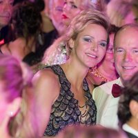 Charlene y Alberto de Mónaco, sonrientes durante el Baile de la Cruz Roja 2018