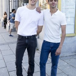 Javier Calvo y Javier Ambrossi en la puerta del Teatro Real donde han ido a ver a Amaia Romero