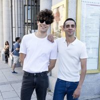 Javier Calvo y Javier Ambrossi en la puerta del Teatro Real donde han ido a ver a Amaia Romero