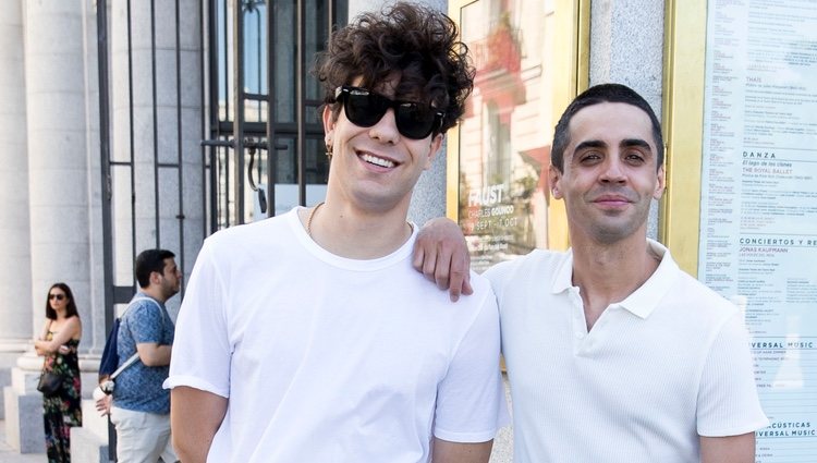 Javier Calvo y Javier Ambrossi en la puerta del Teatro Real donde han ido a ver a Amaia Romero