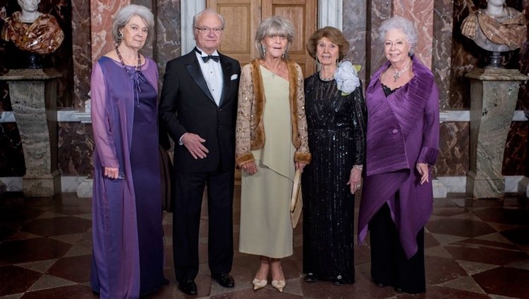 Carlos Gustavo de Suecia junto a sus hermanas Margarita, Brígida, Desirée y Cristina