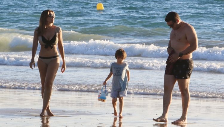 Manu Tenorio junto con su mujer y su hijo de vacaciones en Cádiz