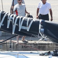 El Rey Felipe VI se sube a bordo del Aifos para navegar en Palma de Mallorca