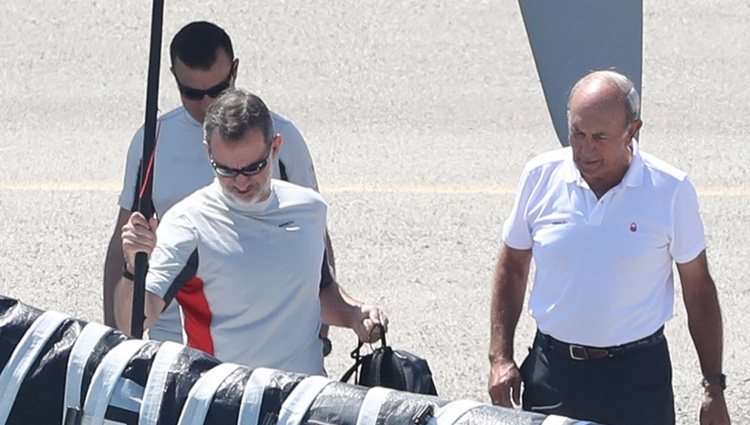 El Rey Felipe VI se sube a bordo del Aifos para navegar en Palma de Mallorca