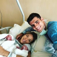 Álvaro Morata y Alice Campello sostienen a sus hijos en brazos