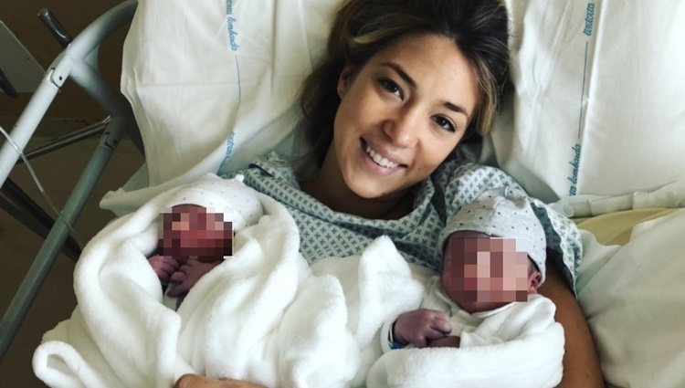 Alice Campello sostiene a sus hijos recién nacidos en brazos