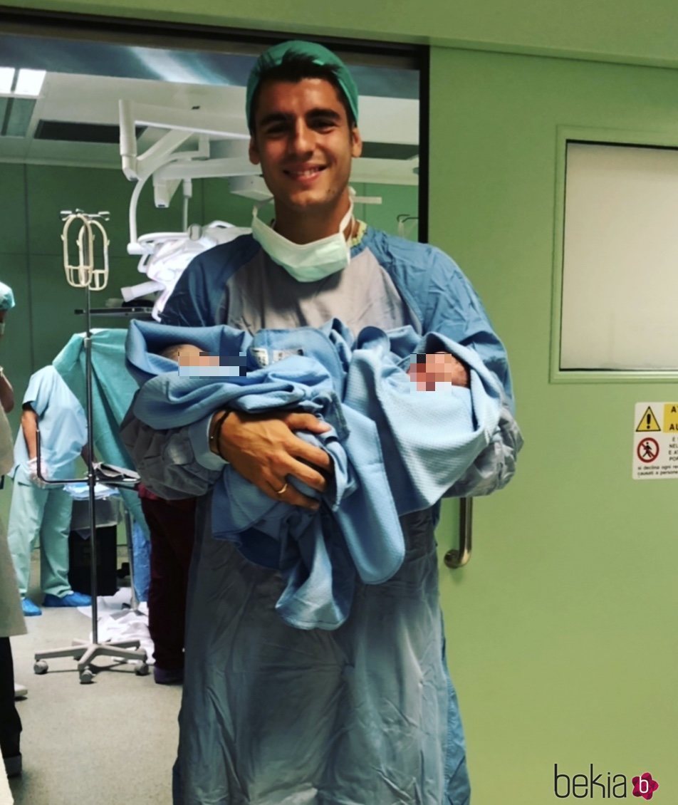 Álvaro Morata sostiene a sus hijos recién nacidos en brazos