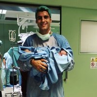 Álvaro Morata sostiene a sus hijos recién nacidos en brazos