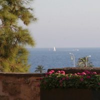 El Rey Felipe y la Infanta Sofía desde el balcón del Palacio de La Almudaina en su posado de verano en Mallorca