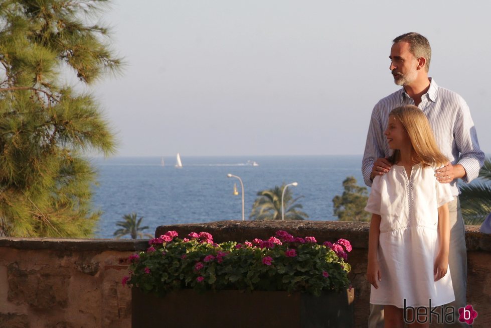 El Rey Felipe y la Infanta Sofía desde el balcón del Palacio de La Almudaina en su posado de verano en Mallorca