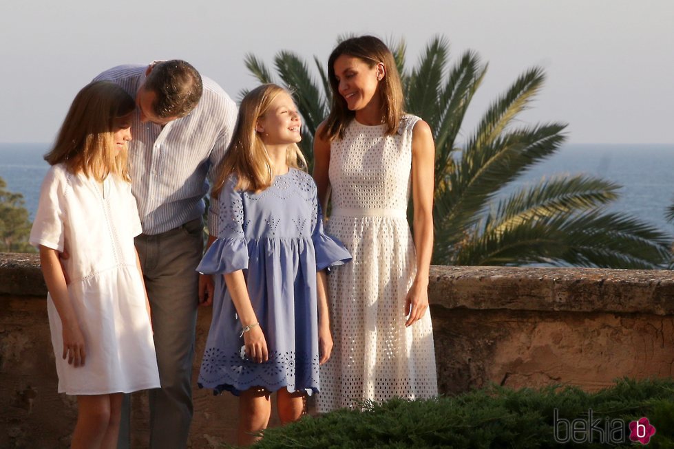 El Rey Felipe, cariñoso con la Infanta Sofía y la Reina Letizia y la Princesa Leonor bromean en su posado de verano 2018 en Mallorca