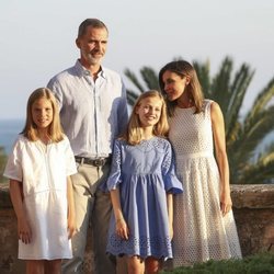 Los Reyes Felipe y Letizia y sus hijas en el balcón del Palacio de La Almudaina en su posado de verano en Mallorca