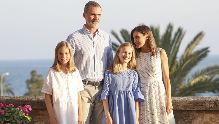 Los Reyes Felipe y Letizia y sus hijas en el balcón del Palacio de La Almudaina en su posado de verano en Mallorca