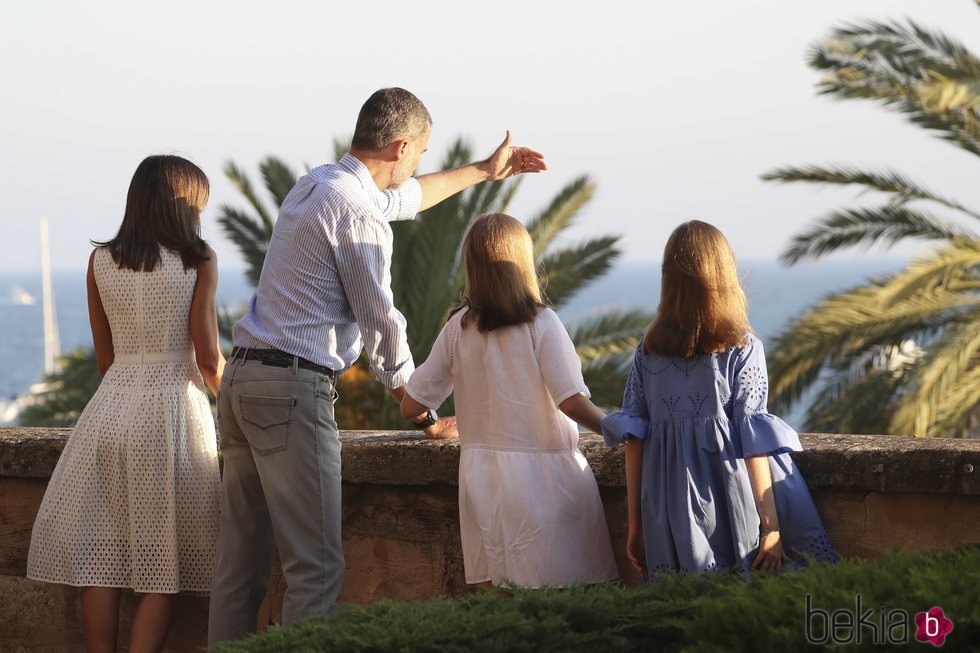 Los Reyes Felipe y Letizia enseñan Palma desde el balcón del Palacio de La Almudaina a la Princesa Leonor y la Infanta Sofía