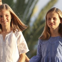 La Princesa Leonor y la Infanta Sofía, sonrientes en su posado de verano 2018 en Mallorca