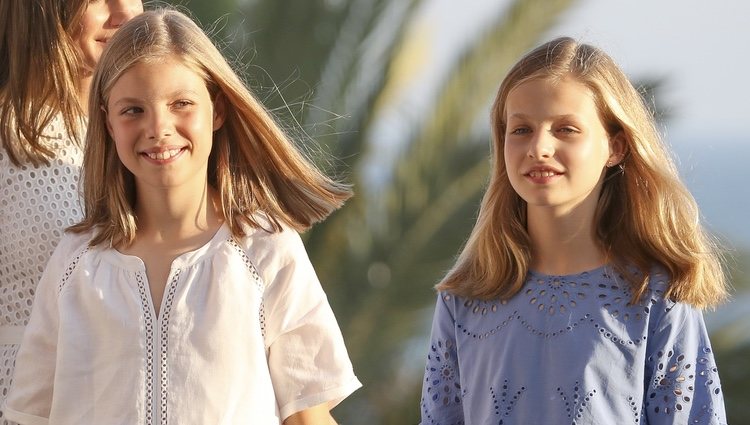 La Princesa Leonor y la Infanta Sofía, sonrientes en su posado de verano 2018 en Mallorca