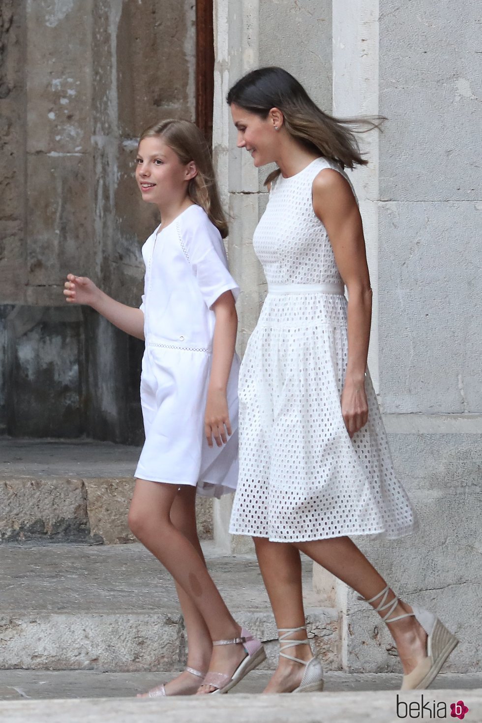 La Reina Letizia y la Infanta Sofía en su posado de verano 2018 en Mallorca en el Palacio de la Almudaina