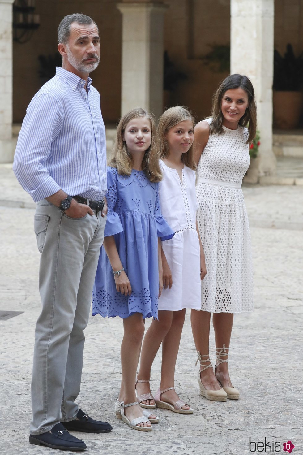 Los Reyes Felipe y Letizia y sus hijas en su posado de verano 2018 en Mallorca