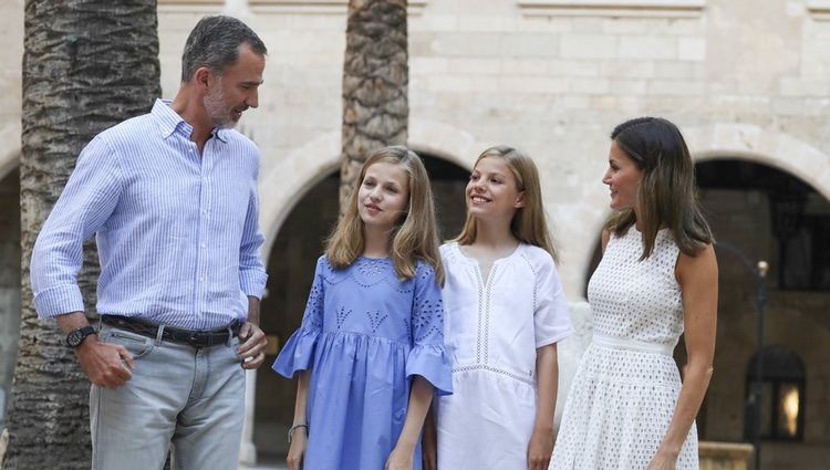 La Princesa Leonor y la Infanta Sofía explican cómo ha sido su estancia en Estados Unidos ante los Reyes Felipe y Letizia en su posado en Mallorca