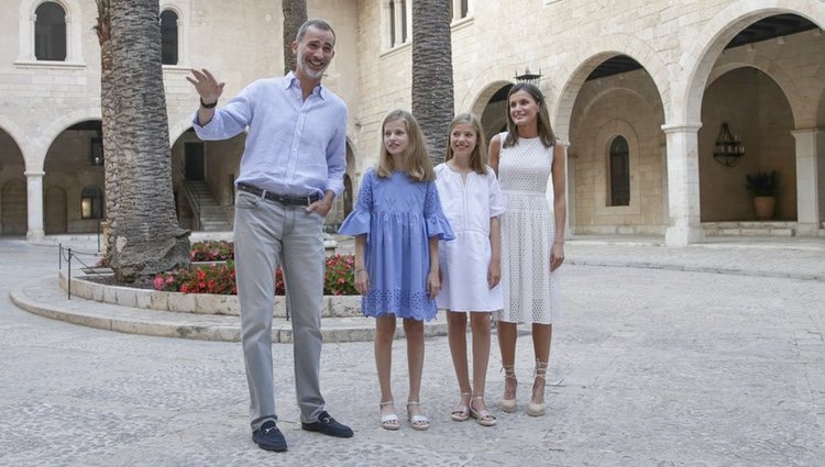 Los Reyes Felipe y Letizia, la Princesa Leonor y la Infanta Sofía, muy sonrientes en su posado de verano 2018 en Mallorca