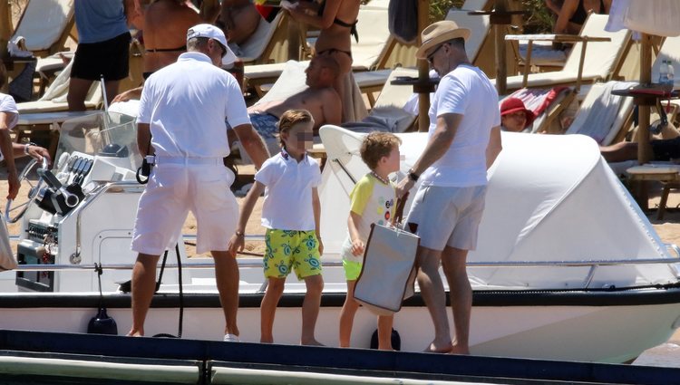 David Furnish, marido de Elton John, junto a los dos hijos del cantante en Cerdeña