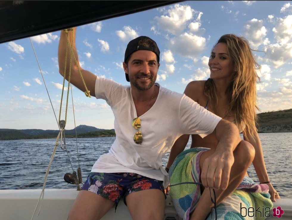 Rosanna Zanetti y David Bisbal en el mar de Menorca