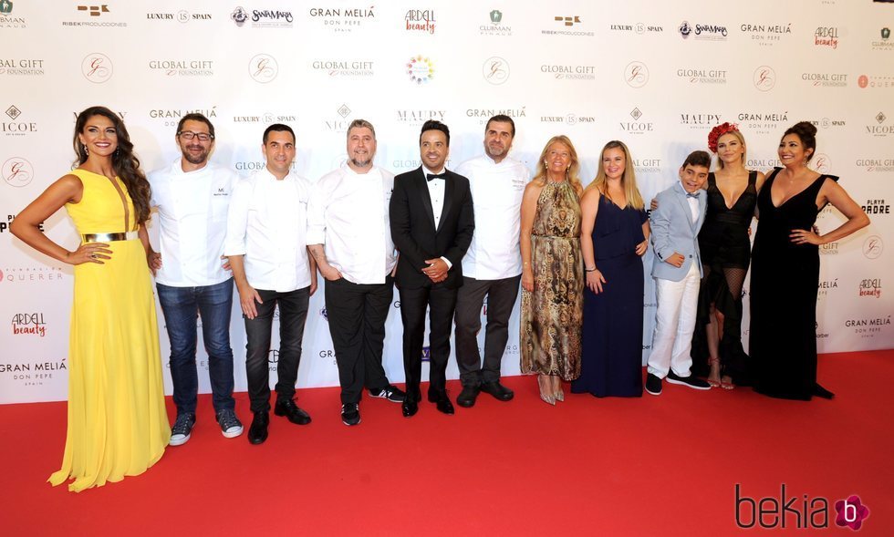 Lorena Bernal junto con Luis Fonsi y Adrián Martín en la gala Globel Gift Marbella 2018