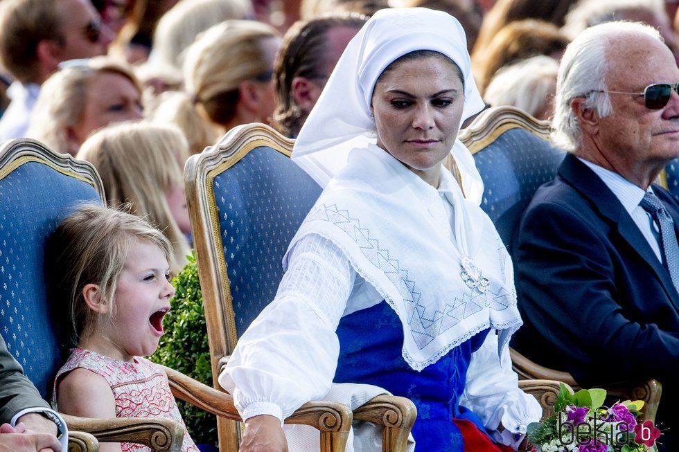 Victoria de Suecia mira a su hija Estela bostezar en la celebración de su cumpleaños