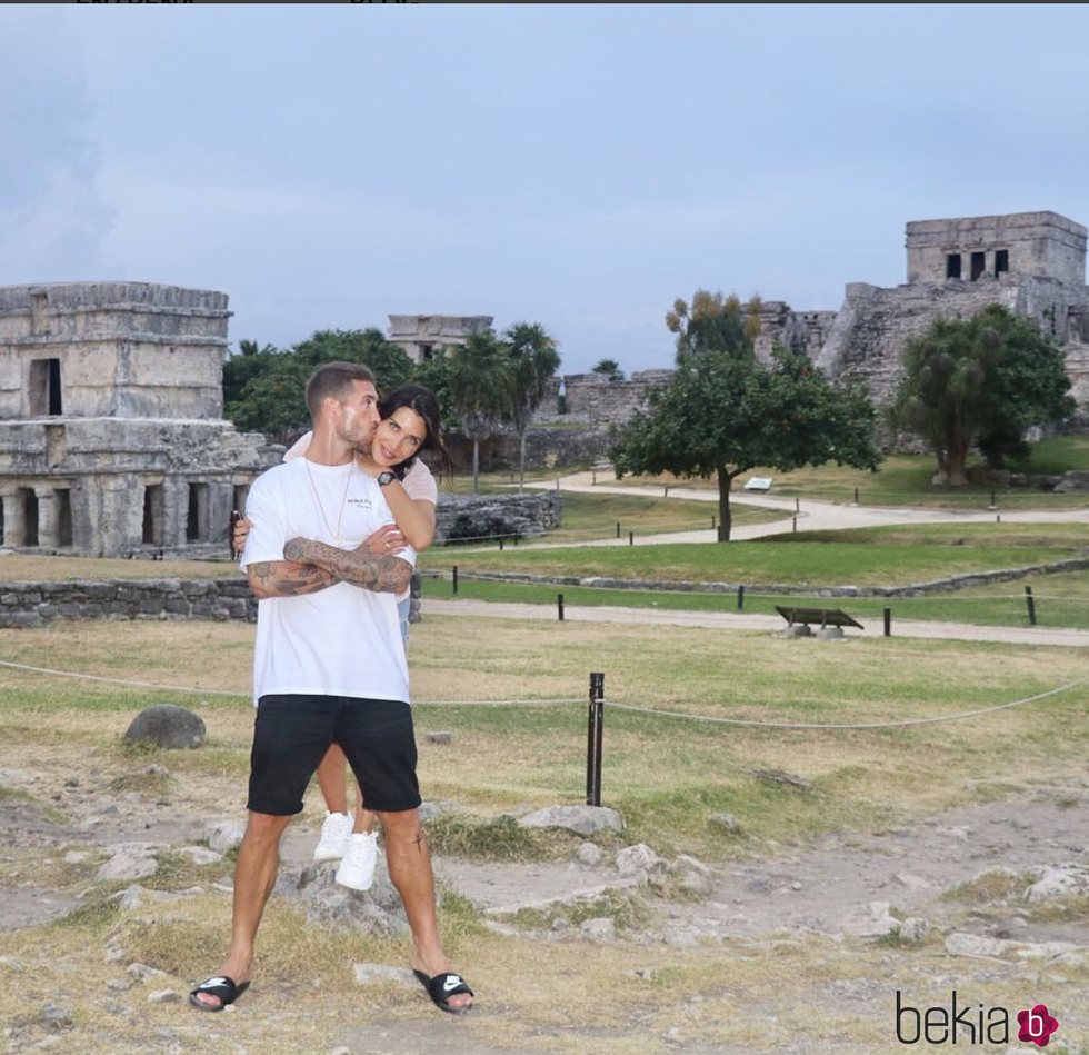 Sergio Ramos dando un beso a Pilar Rubio en México