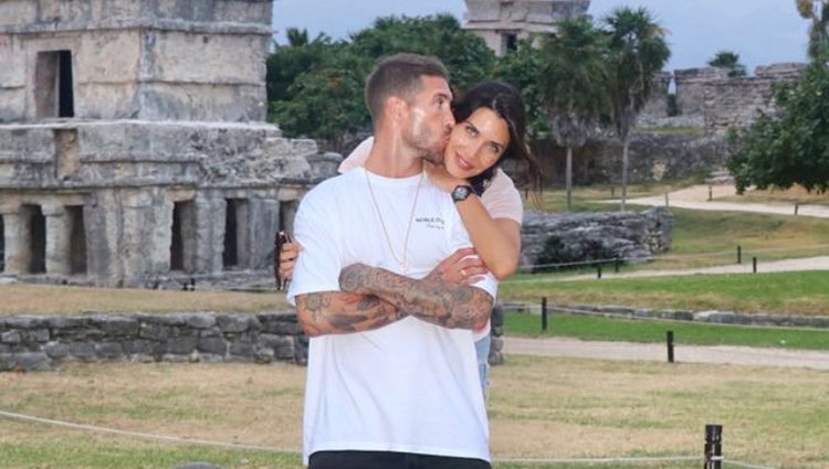 Sergio Ramos dando un beso a Pilar Rubio en México