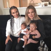 Kim y Khloé Kardashian junto a sus hijas Chicago y True