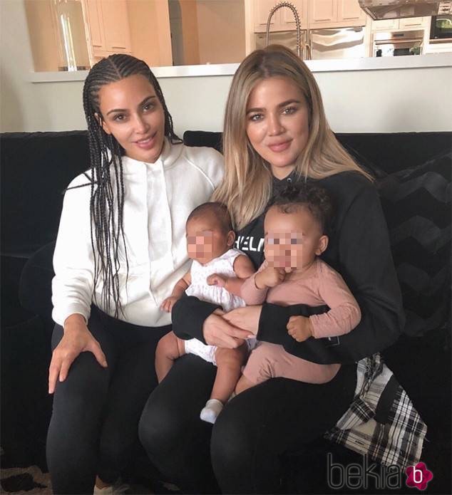 Kim y Khloé Kardashian junto a sus hijas Chicago y True