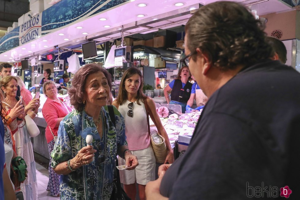 La Reina Sofía y la Reina Letizia comprando Lotería en Mallorca