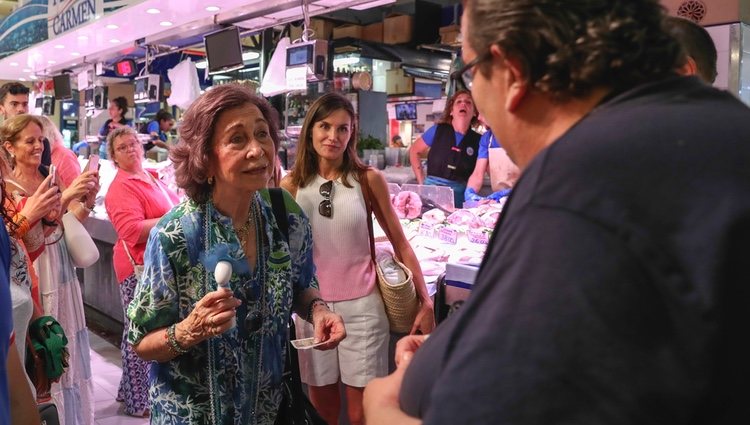 La Reina Sofía y la Reina Letizia comprando Lotería en Mallorca