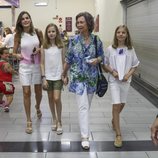 La Reina Sofía, la Reina Letizia, la Infanta Sofía y la Princesa Leonor en un mercado de Mallorca