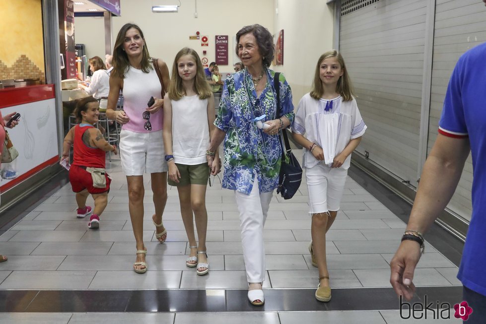 La Reina Sofía, la Reina Letizia, la Infanta Sofía y la Princesa Leonor en un mercado de Mallorca