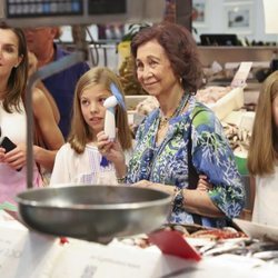 La Reina Sofía con la Reina Letizia, la Princesa Leonor y la Infanta Sofía en una pescadería